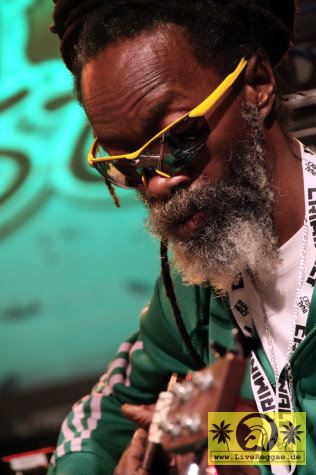 Earl Chinna Smith (Jam) feat. The Inna De Yard All-Stars 16. Reggae Jam Festival - Bersenbrueck 01. August 2010 (10).JPG